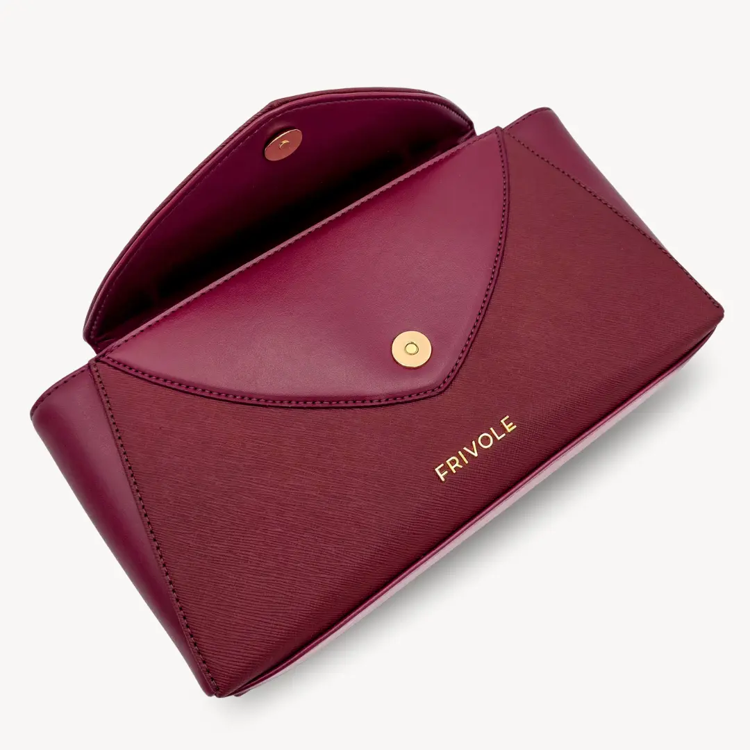 Sac Un Brin Désinvolte couleurs cerise burgundy ouverte avec rabat en matière vegan et fermoir doré.