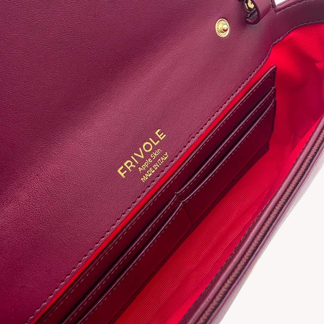 Intérieur du sac Frivole bordeaux avec doublure rouge et marquage doré Apple Skin Made in Italy.